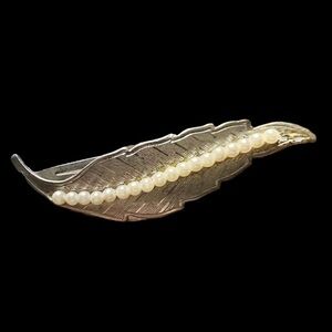 Vintage Gold Leaf Clip with Pearls in very good condition Unique Rare Find Gift